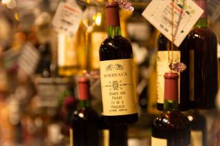 Bouteilles de vin alignées, étiquettes tournées vers l'avant